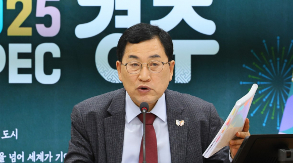 2025 APEC 정상회의를 앞두고 간부회의에서 경주의 비전을 설명하는 주낙영 경주시장.