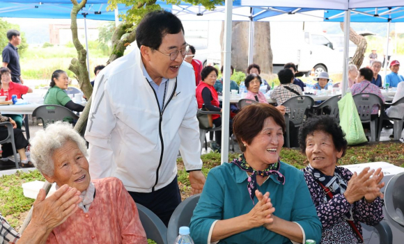 주낙영 경주시장이 어르신들과 이야기를 나누며 웃음을 나누고 있다.