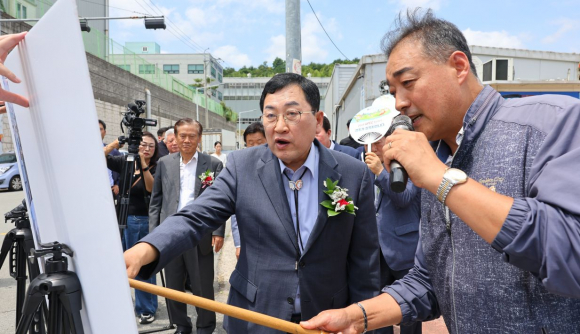 지난 7월 10일 열린 외동산업단지 복합문화센터 착공식에서 주낙영 경주시장이 공사 예정 부지에 대한 설명을 듣고 있다.