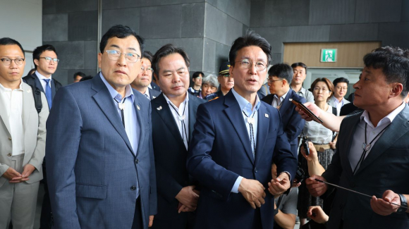 지난 7월 11일 오전 화백컨벤션센터에서 APEC 정상회의 준비 상황을 점검한 뒤  김민석 국무총리와 주낙영 경주시장이 관계자들과 함께 브리핑을 받고 있다.