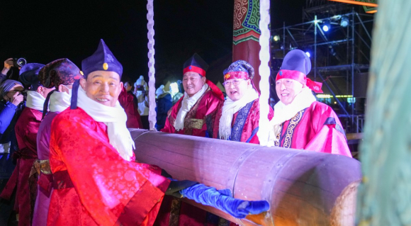 지난달 31일 밤 신라대종공원에서 열린 ‘2025 APEC 성공기념 제야의 종 타종식’에서 (사진 우측부터) 김석기 국회 외교통일위원장, 주낙영 경주시장, 이동협 경주시의장이 시민들과 함께 새해를 알리는 종을 울리고 있다.