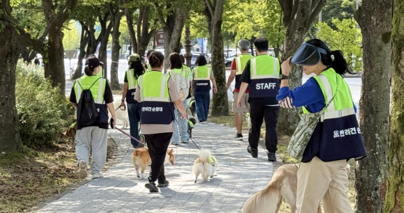 경주시 반려견 순찰대원들이 반려견과 함께 생활권 공원 일대에서 합동순찰을 실시하며 지역 안전을 살피고 있다.
