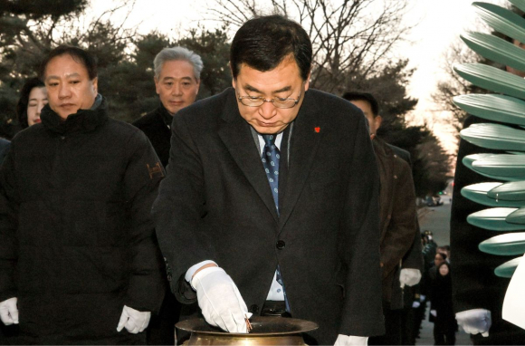 2일 오전 경주 황성공원 충혼탑에서 열린 신년 충혼탑 참배에서 주낙영 경주시장이 분향하고 있다.
