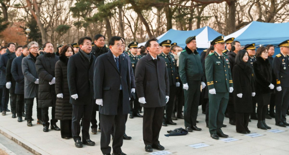 2일 오전 경주 황성공원 충혼탑에서 열린 신년 충혼탑 참배에서 주낙영 경주시장과 김석기 국회의원, 이동협 경주시의회 의장 등 참석자들이 묵념하고 있다.