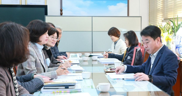 최혁준 경주부시장이 3일 청사에서 국별 현안사업 업무보고를 받으며 시정 전반을 점검하고 있다.