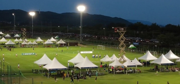 지난해 여름 경주시 알천축구장 일원에서 열린 화랑대기 국제 유소년 축구대회에서 국내외 유소년 선수들이 경기를 치르고 있다.