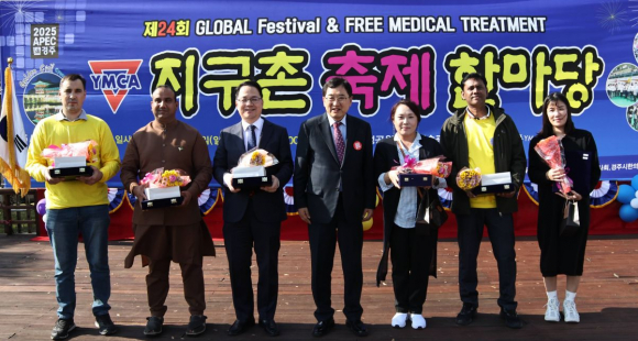 제24회 지구촌 축제 한마당에서 주낙영 경주시장(사진 중앙)과 참석자들이 기념촬영을 하고 있다.