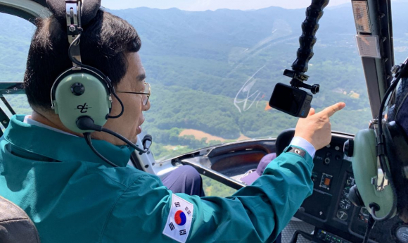 주낙영 경주시장이 지난해 헬기를 타고 토함산 일대 상공에서 산사태 피해 및 위험 지역을 점검하고 있다.