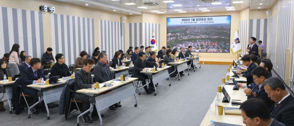 경주시청 대회의실에서 열린 올해 첫 읍면동장 회의에서 최혁준 부시장이 읍면동장들을 상대로 인사말을 하고 있다.