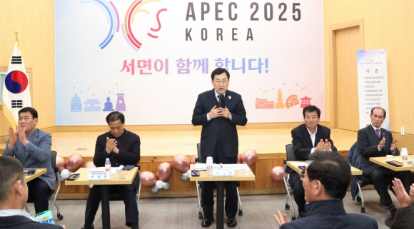 지난해 2월 경주시 서면 행정복지센터에서 열린 시민과 함께하는 소통간담회에서 주낙영 경주시장이 참석자들과 의견을 나누고 있다.