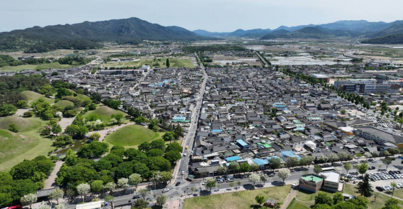 드론으로 촬영한 경주 대릉원과 황리단길 일원 전경으로, 역사유적과 상권이 맞닿은 도심 관광지 모습이 한눈에 들어온다.