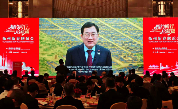 지난 8일 중국 상하이에서 열린 양저우시 신년 친선 교류 행사에서 주낙영 경주시장의 신년 인사 영상 메시지가 행사장 대형 화면을 통해 상영되고 있다.