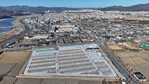 지난 3일부터 시민들에게 개방된 황리단길 대형 환승 공영주차장 전경으로, 도심 차량 유입 분산과 관광객 편의·안전 확보를 위한 기반시설이 모습을 드러냈다.