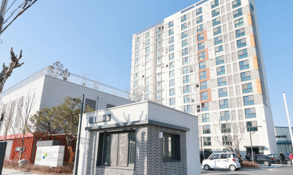 경주시는 12일 황성동 유림로13번길 일원에서 ‘황성 고령자 복지주택’ 준공식을 열고 어르신 주거와 복지가 결합된 새로운 주거공간의 출발을 알렸다.