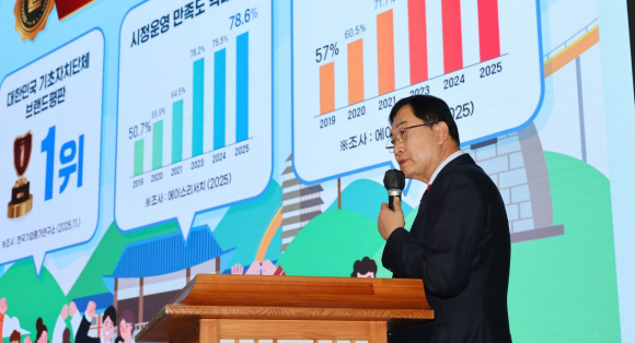 주낙영 경주시장이 13일 경주시청 알천홀에서 열린 ‘2026년 신년맞이 언론인간담회’에서 올해 시정 운영 방향을 설명하고 있다.