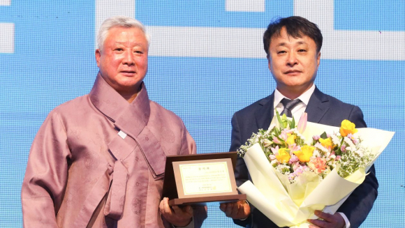 김상철 경북도 APEC 준비지원단장(사진 우)이 정상회의 준비와 운영에 힘쓴 공로를 인정받아 감사패를 받았다.