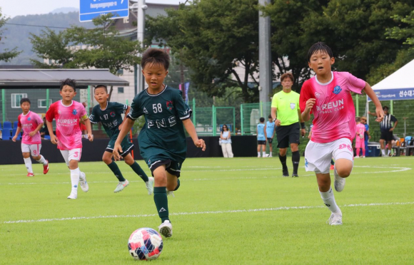 경주시 알천구장에서 열린 유소년 축구 경기에서 선수들이 그라운드를 누비고 있다.