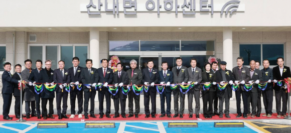 주낙영 경주시장이 4일 산내면 아하센터에서 열린 산내면 기초생활거점 조성사업 준공식에서 테이프커팅을 하고 있다.