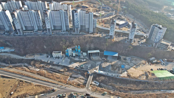 주거지역과 인접해 수십 년간 소음과 비산먼지 민원이 이어졌던 외동읍 레미콘 공장 전경. 다음 달부터 철거에 들어간다.