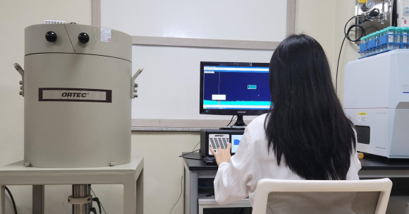 방사선계측기를 통한 방사능 분석을 하고 있다.