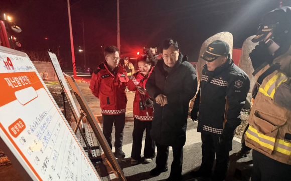 주낙영 경주시장이 문무대왕면 입천리 산불 현장에서 야간 진화 대응 상황을 확인하고 있다.