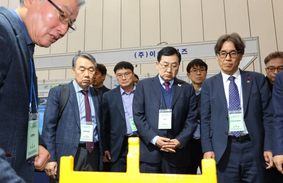 경주화백컨벤션센터(HICO)에서 열린 2026년 상반기 물종합기술연찬회에서 참석자들이 물 정화 관련 신기술 설명을 듣고 있다.