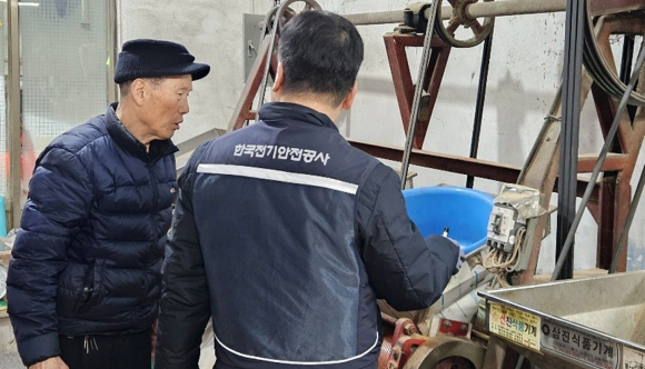 경주시가 관계기관과 합동으로 전통시장 점포에서 한국전기안전공사 관계자가 상인과 함께 전기 설비 작동 상태와 안전 관리 실태를 확인하고 있다.