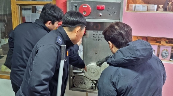 경주시가 관계기관과 합동으로 설 명절을 앞두고 전통시장 안전점검에 나선 관계자들이 소화전과 소방시설 관리 상태를 점검하고 있다.