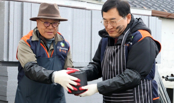 경주시가 위기 가구를 찾아 연탄 전달 등 생활 지원을 진행하며 촘촘한 복지안전망 구축에 나서고 있다.