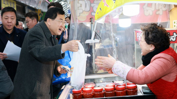 주낙영 경주시장이 10일 설 명절을 앞두고 경주 성동시장에서 상인들과 인사를 나누며 장보기 행사에 참여하고 있다.
