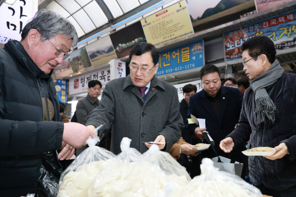주낙영 경주시장이 10일 성동시장 내 점포를 돌며 설 성수품을 구매하고, 상인들의 애로사항을 청취하고 있다.
