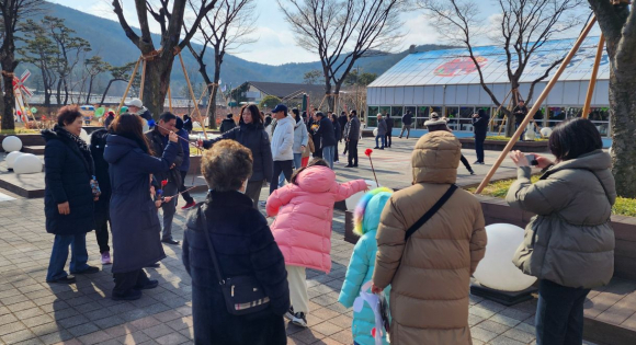 설 연휴를 맞아 경주 동궁원을 찾은 관람객들이 전통놀이 체험 프로그램에 참여하며 즐거운 시간을 보내고 있다.