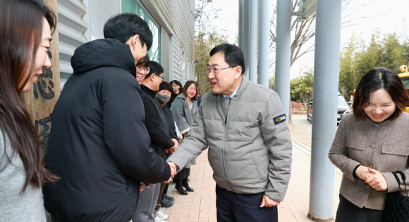 주낙영 경주시장이 설 명절을 맞아 아동복지시설 대자원을 방문해 입소 아동과 종사자들을 격려하고 위문의 뜻을 전하고 있다.