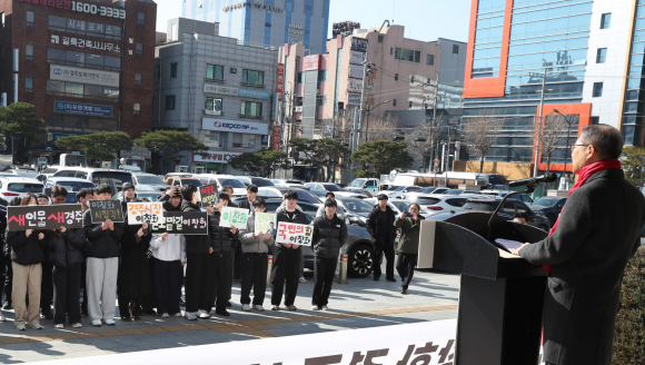 이창화 전 한국보훈복지의료공단 상임감사가 12일 경주시청에서 기자회견을 열고 경주시장 선거 국민의힘 공천 경쟁에 가세했다.