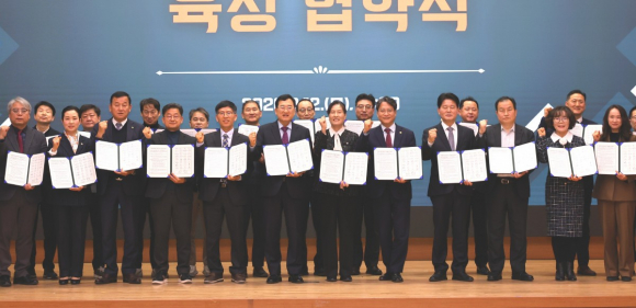 12일 오후 경주시청 알천홀에서 열린 ‘2026년 협약형 특성화고 거버넌스 구축 협약식’에서 경주시와 경주정보고, 유관 기관 관계자들이 협약 체결 후 기념촬영을 하고 있다.