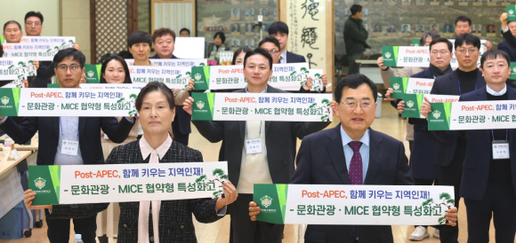 12일 오후 경주시청 알천홀에서 열린 ‘2026년 협약형 특성화고 거버넌스 구축 협약식’에서 경주시와 경주정보고, 유관 기관 관계자들이 협약 체결 후 기념촬영을 하고 있다.
