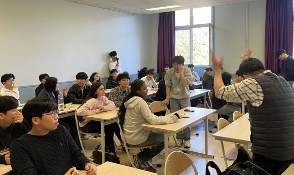 문화고(교장 김용출) 교사 남윤식·이희수와 학생 18명이 지난 1월 19일부터 30일까지 프랑스 파리의 빅토르 뒤리(Victor Duruy) 고등학교를 방문해 국제 교류 활동을 진행했다.