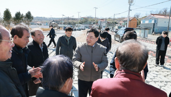 주낙영 경주시장이 가곡항 일원에서 주민들과 만나 사업 추진 현황을 공유하고 의견을 청취하고 있다.
