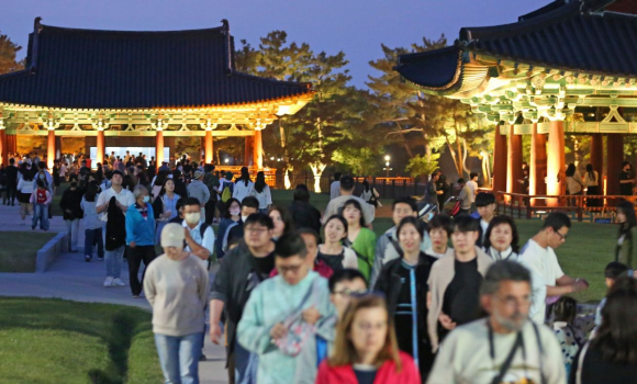 야간 조명 아래 관광객들로 붐비는 경주 동궁과 월지 일대.