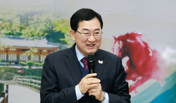 주낙영 경주시장이 2월 6일 현곡면 복지회관 3층 회의실에서 열린 ‘시민과 함께 만드는 현장소통마당’에서 주민들과 대화를 나누고 있다.