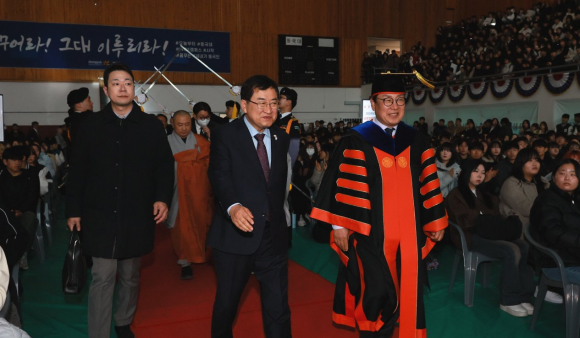 주낙영 경주시장이 20일 동국대학교 WISE캠퍼스 문무관에서 열린 ‘2026학년도 입학식’에 참석해 내빈들과 함께 입장하고 있다.