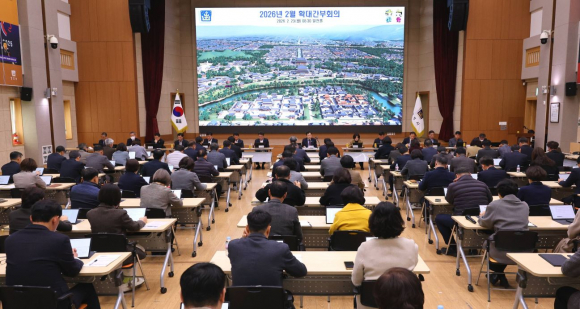 주낙영 시장이 23일 오전 청내 알천홀에서 확대간부회의를 주재하며 주요 현안에 대해 발언하고 있다.