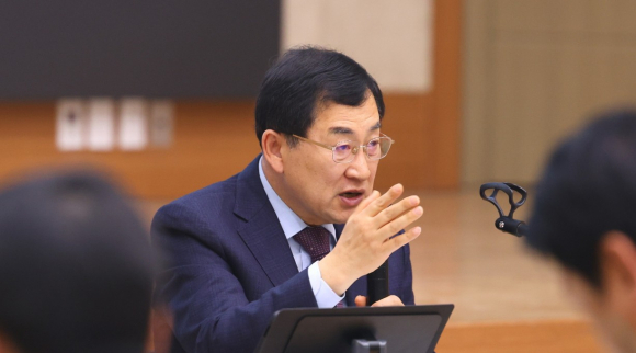 주낙영 시장이 23일 오전 청내 알천홀에서 확대간부회의를 주재하며 주요 현안에 대해 발언하고 있다.