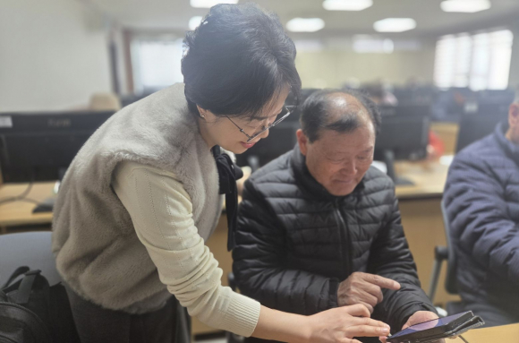 농한기 디지털 교육 현장에서 강사가 어르신을 대상으로 스마트폰 기반 AI 활용 방법을 안내하고 있다.