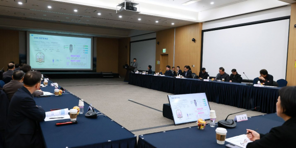 경상북도와 경주시가 24일 경주화백컨벤션센터에서 '경주 SMR 건설부지 유치지원 자문회의'를 개최하고 SMR 경주 유치를 위한 전략과 지원방안을 논의하고 있다.