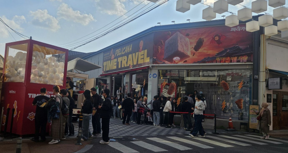 경주 금리단길 일원에서 운영된 페리카나 타임 트래블 팝업스토어에 방문객들이 줄지어 입장을 기다리고 있다.