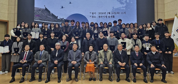 경주시청 알천홀에서 개최된 2026년 동암장학회 1학기 장학금 전달식에서 이동순 이사장과 장학생들이 기념촬영을 하고 있다.