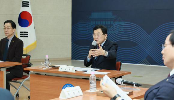 주낙영 경주시장이 지난달 27일 경주교육지원청에서 열린 신라중학교 용황지구 이전 업무협약식에서 이전 추진 방향에 대해 설명하고 있다.