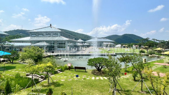경주 동궁원 전경.