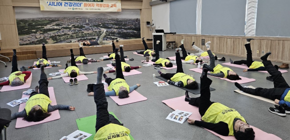 경주시보건소가 '위드케어, 경주' 사업 운영을 위한 시니어 건강리더 역량강화 교육을 실시하고 기념촬영을 하고 있다.